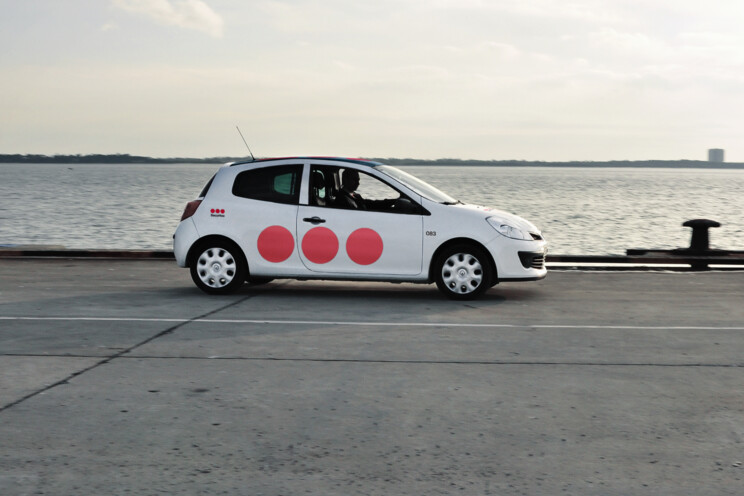 Securitas 3-dot logo on a Securitas vehicle.